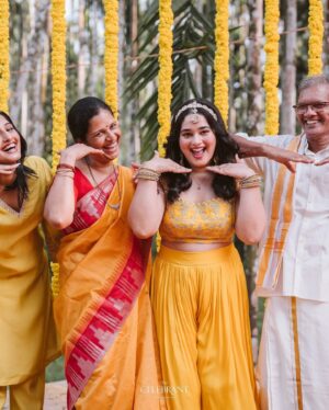 Laxmi Shetty Instagram - Haldi, surrounded by the people I love 💃🏻💛

🎥 @thecelebrant.in 

Jewelry @mamooli.india 
outfit @beyondusual_

#SahilKiGharAayiLaxmi
