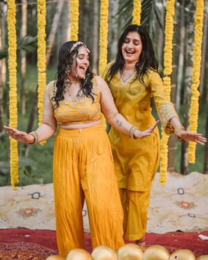 Laxmi Shetty Instagram - Haldi, surrounded by the people I love 💃🏻💛

🎥 @thecelebrant.in 

Jewelry @mamooli.india 
outfit @beyondusual_

#SahilKiGharAayiLaxmi