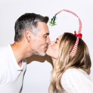 LeAnn Rimes Instagram - “if you look for it, i’ve got a sneaky feeling you’ll find that love is actually all around” ♥️

#countdowntochristmas #loveactually #mistletoe