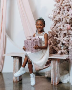 LeToya Luckett Instagram - ✨COLES CHRISTMAS✨

Happy Holidays from our family to yours! 🎄❤️🙏🏾
@taleo47 

Photos || @colordujourphotography 
MUA|| @colordujour