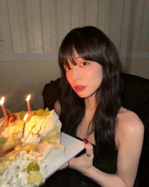 Lee Chae-young Instagram - 🖤