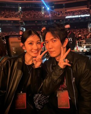 Lee Chien-Na Instagram - 我老公從來沒看過演唱會
今年一次帶他看了
Bruno 德華 杰倫 Mei四場天王天后的演唱會
他回家突然很感性的謝謝我
說他終於知道為什麼我喜歡唱歌 想當歌手
音樂的魔力 情感 真實都那麼直接
會帶著每一個人回到過去 經歷現在 一起成長未來
今天的夜晚爆炸熱情爆炸感動
沒料到會哭
偷偷去廁所拿了衛生紙出來擦眼淚😂
謝謝你Amei
我們會永遠記住這一天❤️

@shhuang1983 
#張惠妹
#Amei