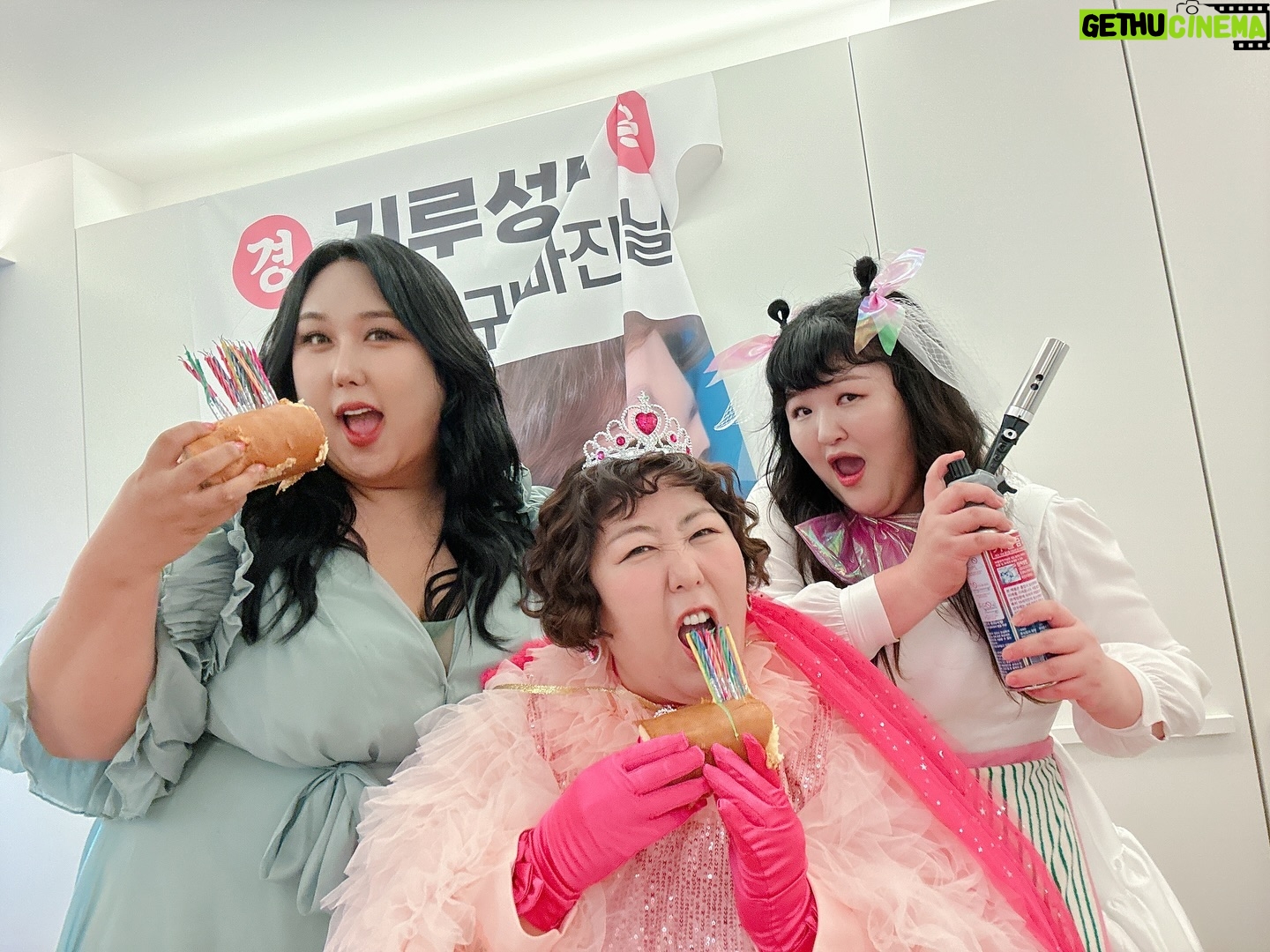 Lee Gook-ju - 4.3K Likes - #전참시 오늘 안보면 후회하겠쥬??
분명 기루언니 생일로 시작했는데.. 사진보니까
퍼레이드 인형들 같기도 하고.. 엄청 웃고 엄청 먹은날🤍
#신기루 #이국주 #풍자 #수리수리상수리
그리고... #흑백요리사 #평가절하 #박정현셰프님 👍🏻