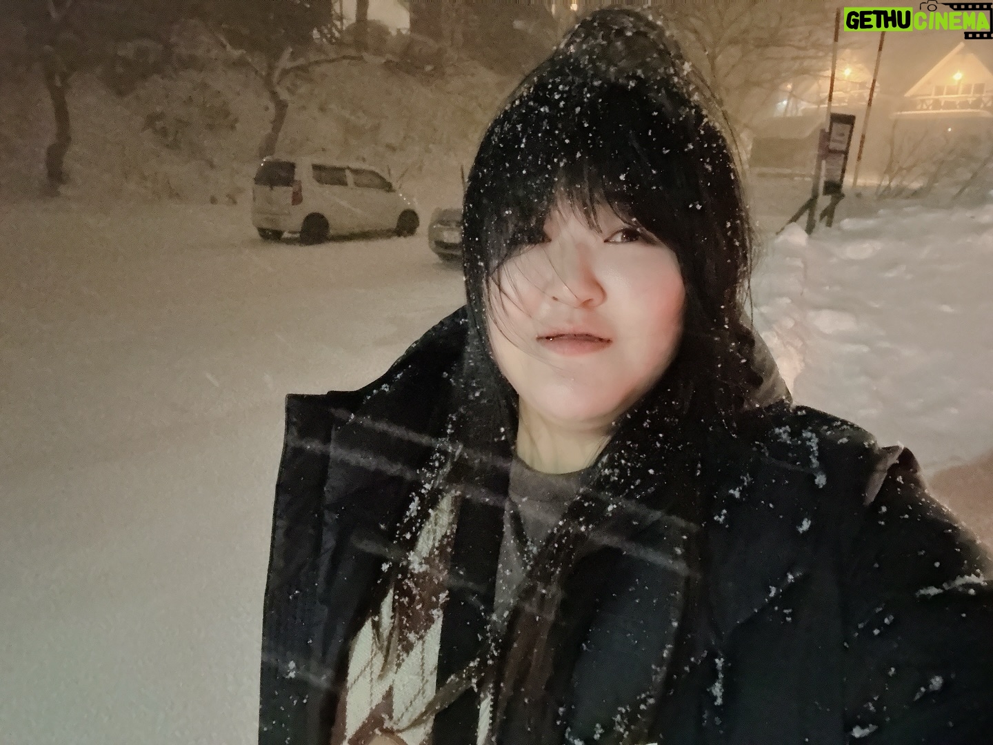 Lee Gook-ju - 3.8K Likes - 2024년 눈 구경 끝❄️
연말 즐겁게 보내는 중입니다 ☃️