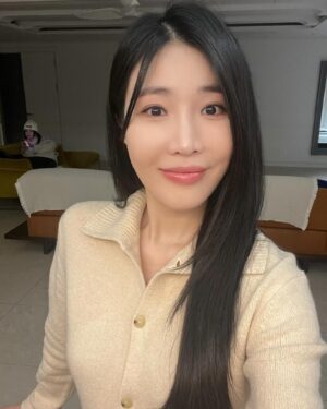 Lee Hae-ri Instagram - 음…
여러분!!!!제가 유튜브를 시작하게 됐어요
맙소사.
첫 영상은 저 뒤에 있는 꾸러기처럼 하고 온 애가 
카메라 바리바리 싸들고 와서 찍어줬어요❤️
역시 프로는 달라요 휴

해피소드 많이 봐주세효
아몰랑!!!!!🫣