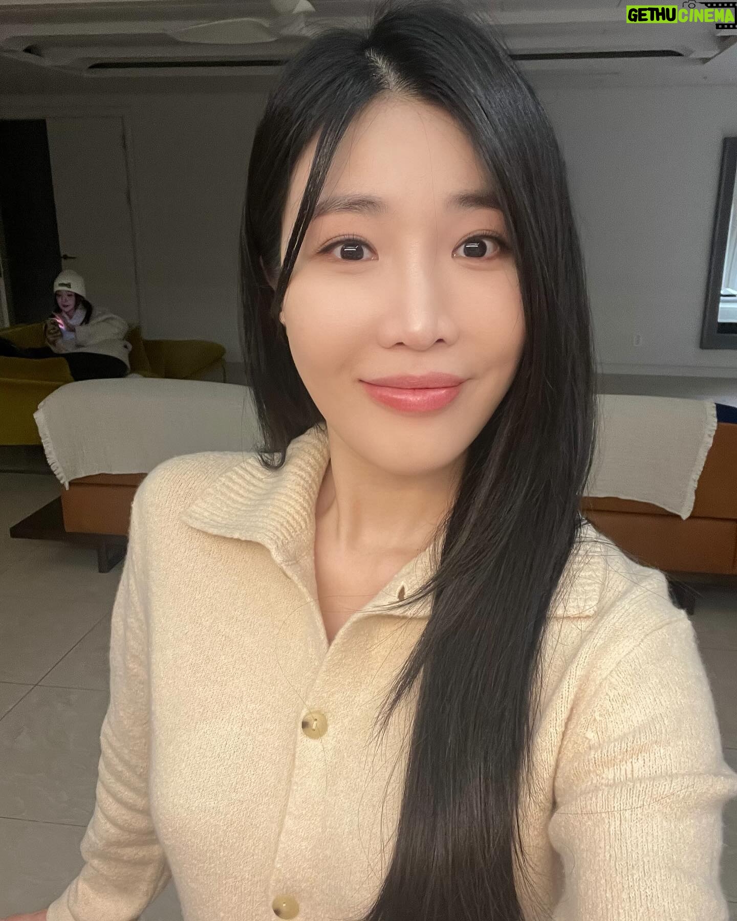 Lee Hae-ri - 20.7K Likes - 음…
여러분!!!!제가 유튜브를 시작하게 됐어요
맙소사.
첫 영상은 저 뒤에 있는 꾸러기처럼 하고 온 애가
카메라 바리바리 싸들고 와서 찍어줬어요❤️
역시 프로는 달라요 휴
해피소드 많이 봐주세효
아몰랑!!!!!🫣