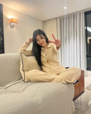 Lee Hae-ri Instagram - 음…
여러분!!!!제가 유튜브를 시작하게 됐어요
맙소사.
첫 영상은 저 뒤에 있는 꾸러기처럼 하고 온 애가 
카메라 바리바리 싸들고 와서 찍어줬어요❤️
역시 프로는 달라요 휴

해피소드 많이 봐주세효
아몰랑!!!!!🫣