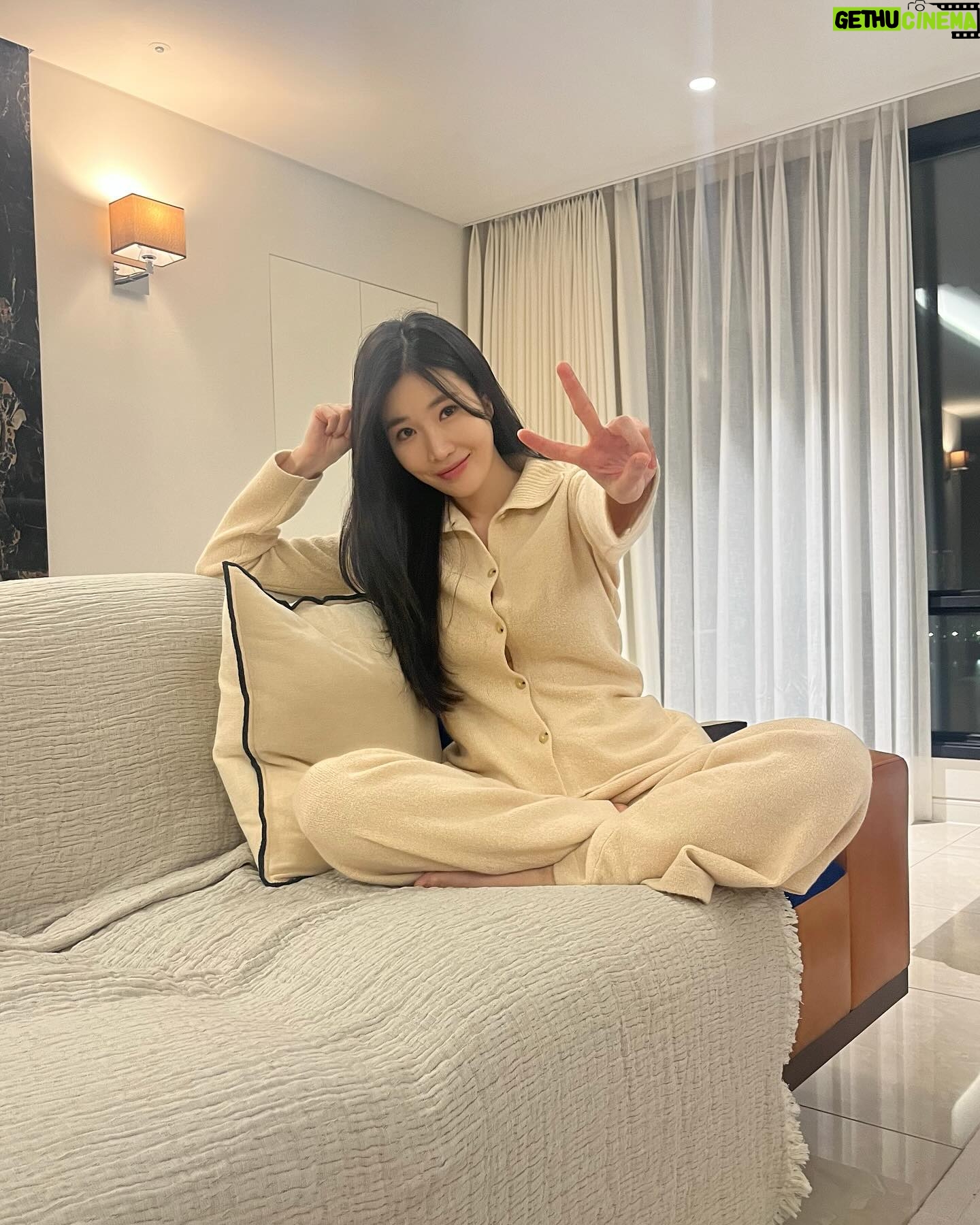 Lee Hae-ri - 20.7K Likes - 음…
여러분!!!!제가 유튜브를 시작하게 됐어요
맙소사.
첫 영상은 저 뒤에 있는 꾸러기처럼 하고 온 애가
카메라 바리바리 싸들고 와서 찍어줬어요❤️
역시 프로는 달라요 휴
해피소드 많이 봐주세효
아몰랑!!!!!🫣
