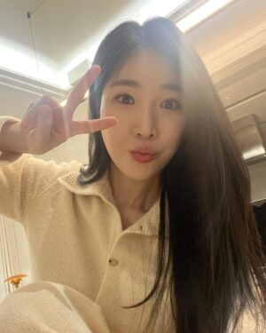 Lee Hae-ri Instagram - 음…
여러분!!!!제가 유튜브를 시작하게 됐어요
맙소사.
첫 영상은 저 뒤에 있는 꾸러기처럼 하고 온 애가 
카메라 바리바리 싸들고 와서 찍어줬어요❤️
역시 프로는 달라요 휴

해피소드 많이 봐주세효
아몰랑!!!!!🫣
