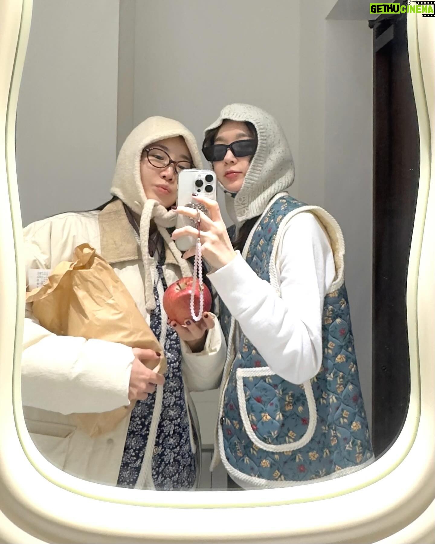 Lee Hae-ri - 27.1K Likes - 아침에 서로 얼굴 보고 놀란거 완전 비밀이양,,❤️🩹
내가 저 빙구 사랑하는 것도 비밀이양….🔊