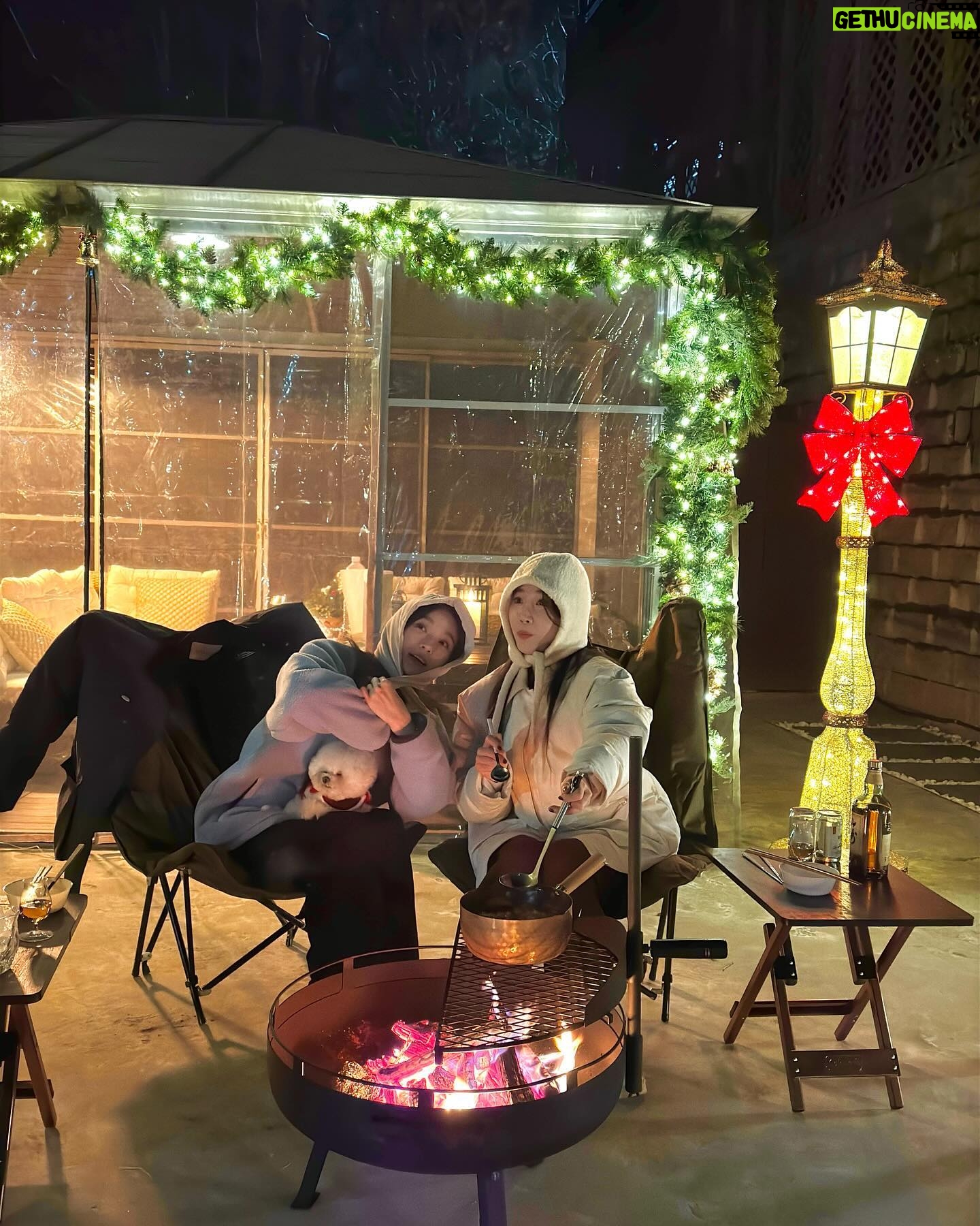 Lee Hae-ri - 27.1K Likes - 아침에 서로 얼굴 보고 놀란거 완전 비밀이양,,❤️🩹
내가 저 빙구 사랑하는 것도 비밀이양….🔊