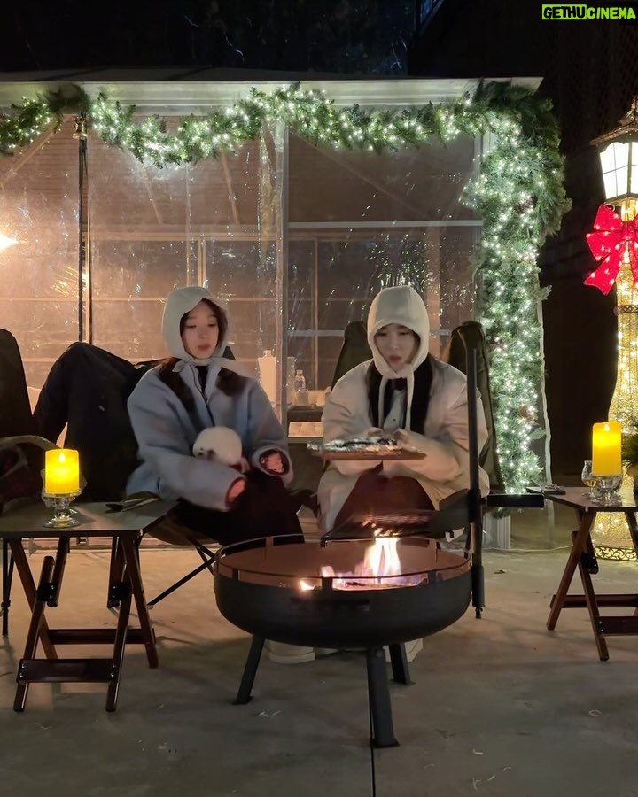 Lee Hae-ri - 27.1K Likes - 아침에 서로 얼굴 보고 놀란거 완전 비밀이양,,❤️🩹
내가 저 빙구 사랑하는 것도 비밀이양….🔊