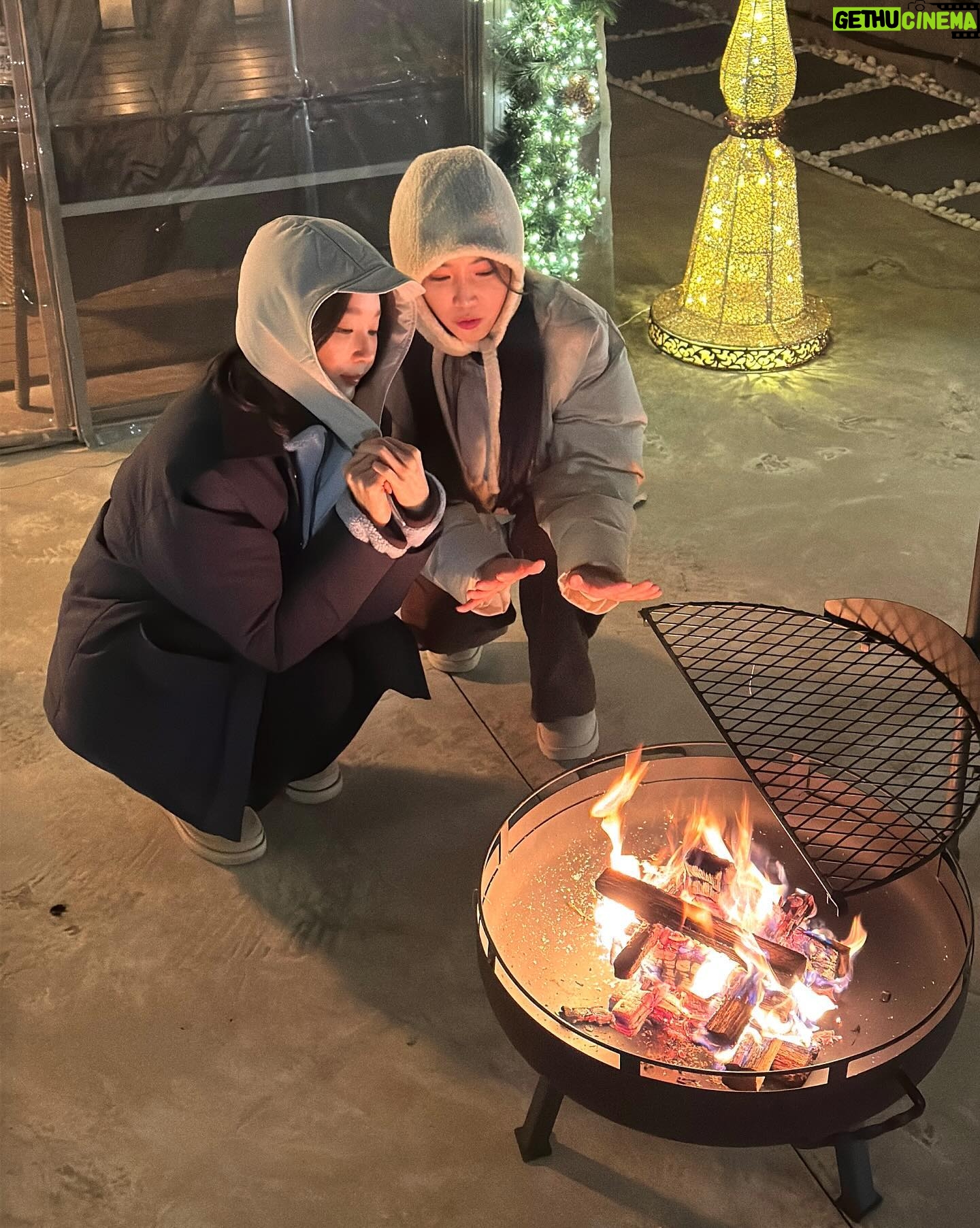 Lee Hae-ri - 27.1K Likes - 아침에 서로 얼굴 보고 놀란거 완전 비밀이양,,❤️🩹
내가 저 빙구 사랑하는 것도 비밀이양….🔊
