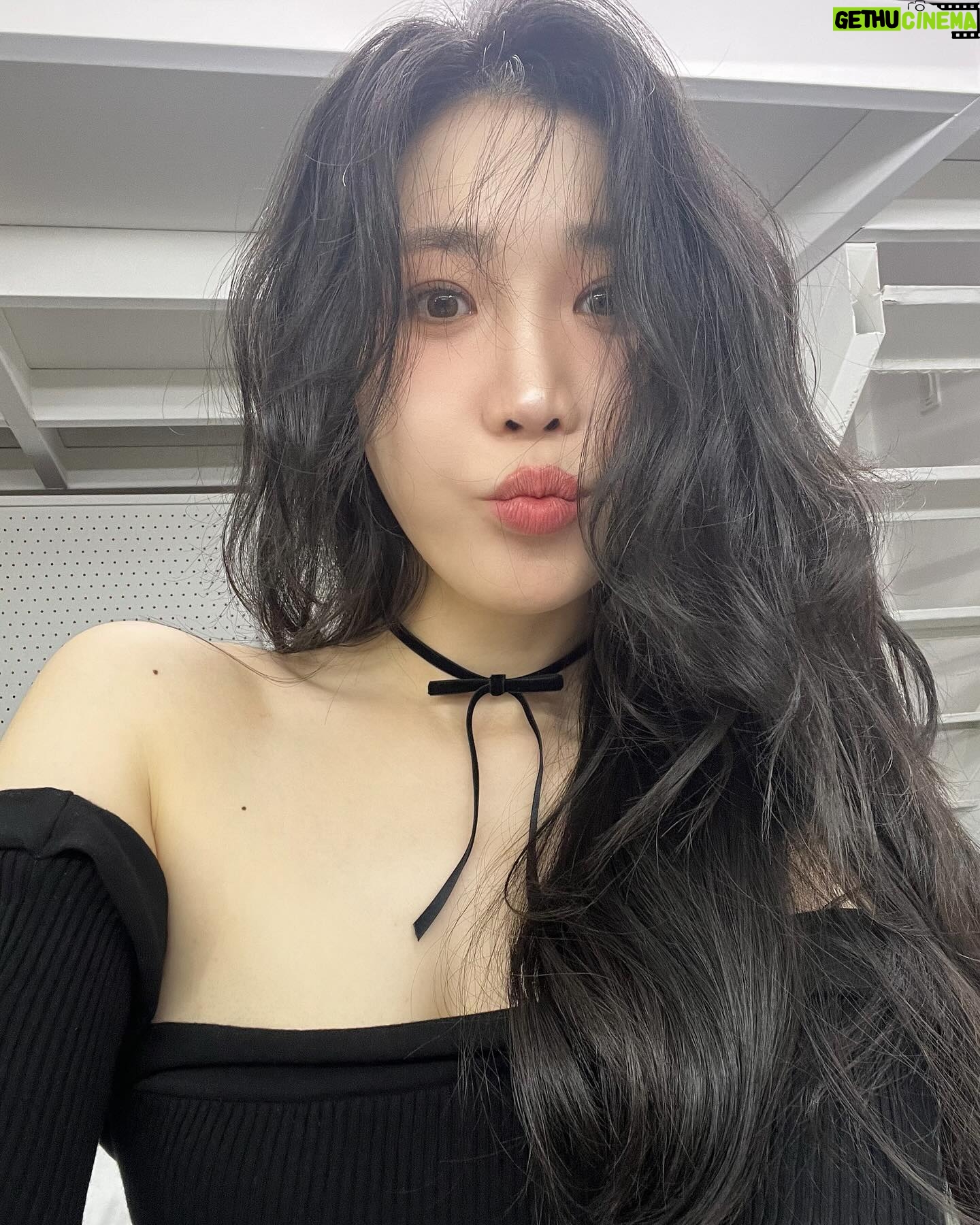 Lee Hae-ri - 22.5K Likes - 체조경기장 입성도 꿈만 같았는데
오픈 5분만에 매진이라니요
너무 감사합니다
정말 행복한 기억 만들어 드리고 싶어요
가만 안둔다요 각오해요
각오해요나한테
각오해요나한테!!!!!