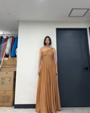 Lee Hyun-yi Instagram - 그 시즌이 돌아왔어요🥹
드레스… 골라주실래요?!!
예쁜드레스가 너무 많아요!!!