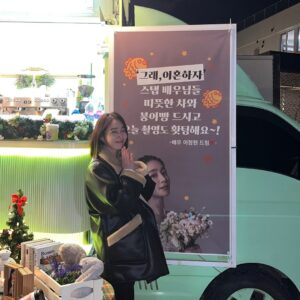 Lee Min-jung Instagram - 마치… 크리스마스 선물처럼……. 애 낳고 본인 몸조리하느라도 바쁘실텐데….. 넘 고마워요 정현언니… 난 참 붕어빵먹을때 표정이 밝구려….. 우리 모두 메리 크리스마스!!!!!! 힘든었던 한해 내년엔 다 잊고 행복한 날들되길……