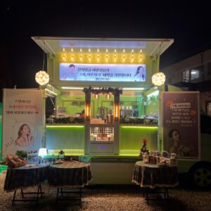 Lee Min-jung Instagram - 마치… 크리스마스 선물처럼……. 애 낳고 본인 몸조리하느라도 바쁘실텐데….. 넘 고마워요 정현언니… 난 참 붕어빵먹을때 표정이 밝구려….. 우리 모두 메리 크리스마스!!!!!! 힘든었던 한해 내년엔 다 잊고 행복한 날들되길……
