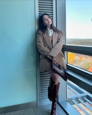 Lee Min-jung Instagram - 테스트촬영…. 창문밖 단풍이 보이는게 이쁜데.…. 이제 곧 겨울이네…… 추운겨울 촬영 화이팅!!!! #MaxMara #MaxMaraOlimpia @maxmara