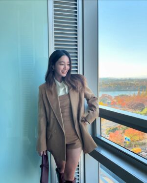 Lee Min-jung Instagram - 테스트촬영…. 창문밖 단풍이 보이는게 이쁜데.…. 이제 곧 겨울이네…… 추운겨울 촬영 화이팅!!!! #MaxMara #MaxMaraOlimpia @maxmara