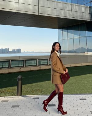 Lee Min-jung Instagram - 테스트촬영…. 창문밖 단풍이 보이는게 이쁜데.…. 이제 곧 겨울이네…… 추운겨울 촬영 화이팅!!!! #MaxMara #MaxMaraOlimpia @maxmara