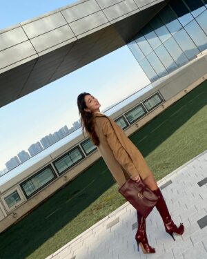 Lee Min-jung Instagram - 테스트촬영…. 창문밖 단풍이 보이는게 이쁜데.…. 이제 곧 겨울이네…… 추운겨울 촬영 화이팅!!!! #MaxMara #MaxMaraOlimpia @maxmara