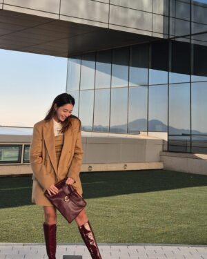 Lee Min-jung Instagram - 테스트촬영…. 창문밖 단풍이 보이는게 이쁜데.…. 이제 곧 겨울이네…… 추운겨울 촬영 화이팅!!!! #MaxMara #MaxMaraOlimpia @maxmara