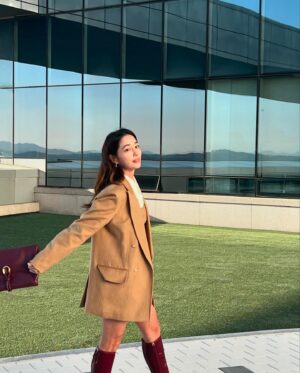 Lee Min-jung Instagram - 테스트촬영…. 창문밖 단풍이 보이는게 이쁜데.…. 이제 곧 겨울이네…… 추운겨울 촬영 화이팅!!!! #MaxMara #MaxMaraOlimpia @maxmara