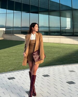 Lee Min-jung Instagram - 테스트촬영…. 창문밖 단풍이 보이는게 이쁜데.…. 이제 곧 겨울이네…… 추운겨울 촬영 화이팅!!!! #MaxMara #MaxMaraOlimpia @maxmara