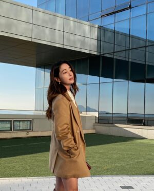 Lee Min-jung Instagram - 테스트촬영…. 창문밖 단풍이 보이는게 이쁜데.…. 이제 곧 겨울이네…… 추운겨울 촬영 화이팅!!!! #MaxMara #MaxMaraOlimpia @maxmara