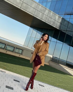 Lee Min-jung Instagram - 테스트촬영…. 창문밖 단풍이 보이는게 이쁜데.…. 이제 곧 겨울이네…… 추운겨울 촬영 화이팅!!!! #MaxMara #MaxMaraOlimpia @maxmara