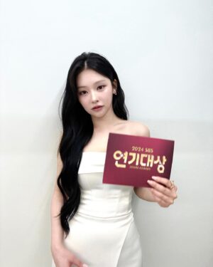 Lee Si-woo Instagram - 2024 SBS 연기대상 시상자로 영광스러운 자리에 함께할 수 있어 감사했습니다💗