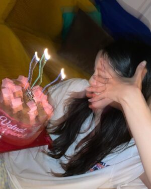 Lee Sun-bin Instagram - 2025.01.07 🎂 my birthday 🎂
정신없이 보낸 하루 마무리..♥︎
축하해준 모든 내 사람들🥰
그리고 우리 해콩이들 너무너무 고마워..❤️ 
덕분에 올해도 행복한 생일을 보냈어요!!😘
너무너무 보고싶은..해주고 싶은 것도 보여주고 싶은 것도 많은 우리 해콩이들!!😭 얼른 날잡아서 만나야되는데.. 후..😭 
조금만 기다려조요!!🥹 라뷰!!💕
