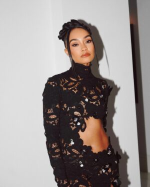 Leigh-Anne Instagram - My little princesses wanted to join the photoshoot 🤣 I said "right come on girls let's get some together" and one of them turned around and said "nooo I want some on my own" 🤣🤣 legit raising mini me's, posers and humble divas 🤣 
Anywho lol what a stunning night at @britishgq Men of the Year Awards @defender ✨🖤