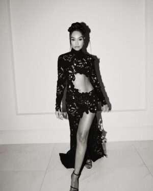 Leigh-Anne Instagram - My little princesses wanted to join the photoshoot 🤣 I said "right come on girls let's get some together" and one of them turned around and said "nooo I want some on my own" 🤣🤣 legit raising mini me's, posers and humble divas 🤣 
Anywho lol what a stunning night at @britishgq Men of the Year Awards @defender ✨🖤