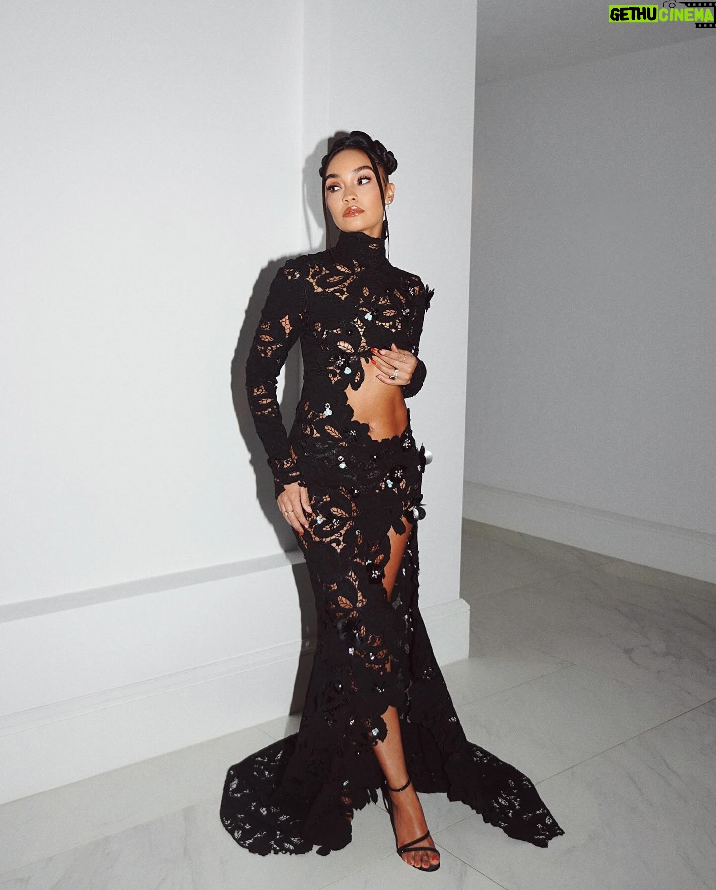 Leigh-Anne - 280K Likes - My little princesses wanted to join the photoshoot 🤣 I said "right come on girls let's get some together" and one of them turned around and said "nooo I want some on my own" 🤣🤣 legit raising mini me's, posers and humble divas 🤣
Anywho lol what a stunning night at @britishgq Men of the Year Awards @defender ✨🖤