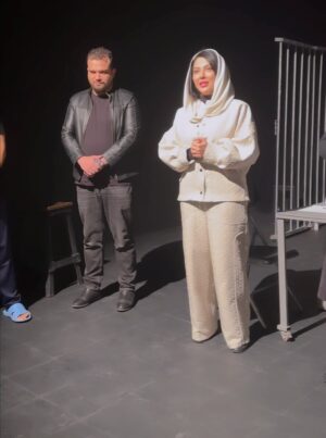 Leila Otadi Instagram - امروز به همت گروه #تئاترحرمان به کارگردانی:آقای  #صادق_سیادت دوزندانی آزادشدند.
این تئاتر که از متن٫کارگردانی وبازیهای خوبی بهره میبره
بااستقبال خوبی هم مواجه شده 
و به تماشاچیان قول آزادسازی زندانیان جرائم مالی غیرعمد رو داده 
 که امروز این کارزیبا عملی شد.
باآرزوی موفقیت برای این گروهِ هنرمند وانساندوست 
امیدوارم بیشتر شاهد این همکاریهای زیبا باشیم.
@sadegh_siadat