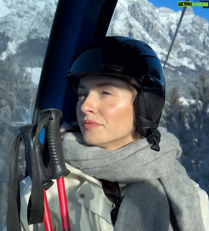 Lena Gercke - 38.9K Likes - Ski Day !⛷️⛷️⛷️Mein Lieblingsvideo ist das letzte😂 wo ich einfach ne falsche Ausfahrt genommen habe und Dustin vergeblich auf mich wartet😂😂😂 ich sag mal so…es wird nicht unbedingt besser von Jahr zu Jahr 😂