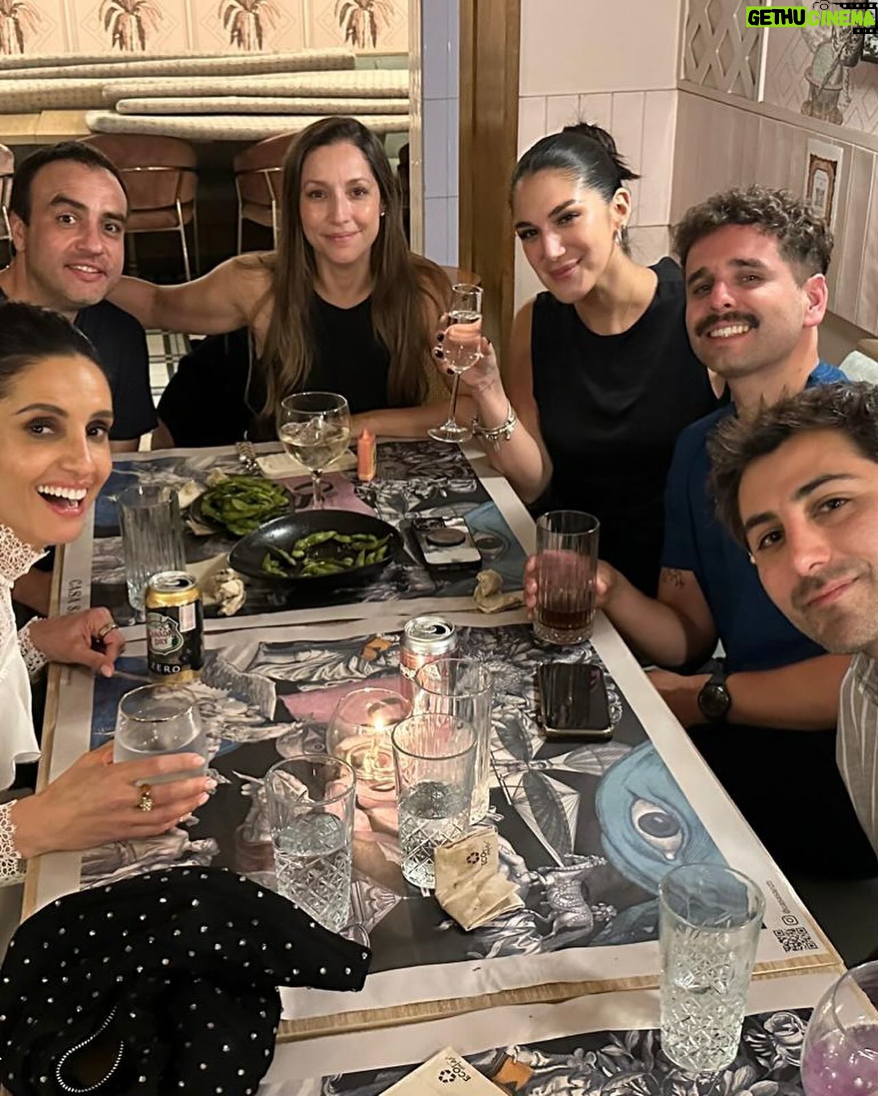 Leonor Varela - 28.7K Likes - Cumplir 52 años celebrando y rodeada de amor es el mejor regalo que puedo pedir 🥹💐🎈Me siento profundamente afortunada y agradecida de cerrar un ciclo que me desafió e hizo crecer, y en el cual cumplí metas y me dejé sorprender por la vida 🤍
Gracias por recibirme una vez más @hotelbidasoa por la belleza @laflorerachile y el mejor espacio y servicio @casasanzb 💗
Y gracias a TODOS UDS por estar aquí, y mandarme sus mensajes y cariño!! Amo celebrarme en mi país 🥹🇨🇱
.
.
Turning 52 years surrounded by love is the best gift I could ask for 🥹💐🎈I feel so blessed and grateful to close a cycle that challenged me to grow and change, where dreams where realized and I allowed life to surprise me🤍
And thanks to all of YOU for your sweet messages and wishes!! 🥳