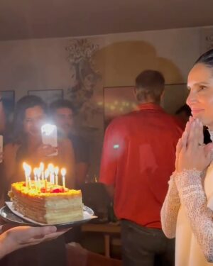 Leonor Varela Instagram - Cumplir 52 años celebrando y rodeada de amor es el mejor regalo que puedo pedir 🥹💐🎈Me siento profundamente afortunada y agradecida de cerrar un ciclo que me desafió e hizo crecer, y en el cual cumplí metas y me dejé sorprender por la vida 🤍
Gracias por recibirme una vez más @hotelbidasoa por la belleza @laflorerachile y el mejor espacio y servicio @casasanzb 💗 
Y gracias a TODOS UDS por estar aquí, y mandarme sus mensajes y cariño!! Amo celebrarme en mi país 🥹🇨🇱
.
.
Turning 52 years surrounded by love is the best gift I could ask for 🥹💐🎈I feel so blessed and grateful to close a cycle that challenged me to grow and change, where dreams where realized and I allowed life to surprise me🤍

And thanks to all of YOU for your sweet messages and wishes!! 🥳