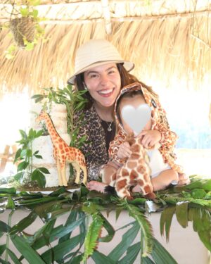 Lesslie Polinesia Instagram - Hoy celebramos el primer cumpleaños de mi hija🦒🤍✨

Nunca me había imaginado siendo mamá, pero la vida me dio este regalo tan maravilloso, y puedo decir que ha sido la experiencia más hermosa y transformadora de mi vida.

Alquimia, mi hija preciosa, te amo con todo mi ser. Hoy celebro tu vida porque eres lo más hermoso que me ha pasado, mi mayor bendición, y la razón por la que mi corazón late con más fuerza cada día.

Agradezco profundamente a cada persona que ha estado a su lado, que la ha llenado de cariño, cuidado y enseñanzas. Cada aprendizaje, cada gesto de amor hacia ella, se lleva un pedacito de mi corazón y me llena de gratitud infinita.

Gracias a la  familia y a quienes forman parte de su mundo por ser un apoyo incondicional. Sus muestras de amor no solo marcan su vida, sino también la mía.

Gracias mi vida por llenarme de amor, de enseñarme lo que realmente importa y de hacerme sentir la persona más afortunada del mundo.

Te amo  mi hija hermosa 🤍🦒