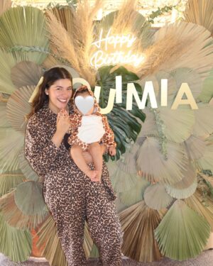 Lesslie Polinesia Instagram - Hoy celebramos el primer cumpleaños de mi hija🦒🤍✨

Nunca me había imaginado siendo mamá, pero la vida me dio este regalo tan maravilloso, y puedo decir que ha sido la experiencia más hermosa y transformadora de mi vida.

Alquimia, mi hija preciosa, te amo con todo mi ser. Hoy celebro tu vida porque eres lo más hermoso que me ha pasado, mi mayor bendición, y la razón por la que mi corazón late con más fuerza cada día.

Agradezco profundamente a cada persona que ha estado a su lado, que la ha llenado de cariño, cuidado y enseñanzas. Cada aprendizaje, cada gesto de amor hacia ella, se lleva un pedacito de mi corazón y me llena de gratitud infinita.

Gracias a la  familia y a quienes forman parte de su mundo por ser un apoyo incondicional. Sus muestras de amor no solo marcan su vida, sino también la mía.

Gracias mi vida por llenarme de amor, de enseñarme lo que realmente importa y de hacerme sentir la persona más afortunada del mundo.

Te amo  mi hija hermosa 🤍🦒