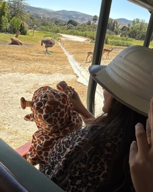 Lesslie Polinesia Instagram - Hoy celebramos el primer cumpleaños de mi hija🦒🤍✨

Nunca me había imaginado siendo mamá, pero la vida me dio este regalo tan maravilloso, y puedo decir que ha sido la experiencia más hermosa y transformadora de mi vida.

Alquimia, mi hija preciosa, te amo con todo mi ser. Hoy celebro tu vida porque eres lo más hermoso que me ha pasado, mi mayor bendición, y la razón por la que mi corazón late con más fuerza cada día.

Agradezco profundamente a cada persona que ha estado a su lado, que la ha llenado de cariño, cuidado y enseñanzas. Cada aprendizaje, cada gesto de amor hacia ella, se lleva un pedacito de mi corazón y me llena de gratitud infinita.

Gracias a la  familia y a quienes forman parte de su mundo por ser un apoyo incondicional. Sus muestras de amor no solo marcan su vida, sino también la mía.

Gracias mi vida por llenarme de amor, de enseñarme lo que realmente importa y de hacerme sentir la persona más afortunada del mundo.

Te amo  mi hija hermosa 🤍🦒