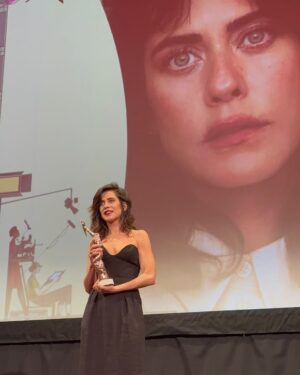 Leticia Dolera Instagram - Feliz de haber podido hacer entrega del Premio Luz a @marialeonbarrios 
Una mujer y una actriz a la que admiro y quiero y que efectivamente está llena de luz.
Luz con la que ilumina a sus personajes permitiéndonos gozar de sus sombras, con la que la alumbra esas charlas tan necesarias en torno a una comida sencilla en la mesa de su cocina o luz con la que hace brillar a quienes hemos podido trabajar con ella. 
¡Felicidades, María!🔥❤️💜