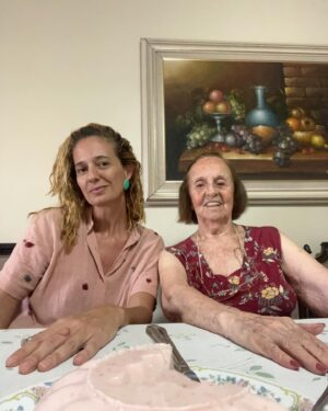 Letrux Instagram - 95 anos da vovó Marphisa. mãe da mãe, minha vó figura, ás das palavras cruzadas nível difícil. rainha da rabada e da canjiquinha (ela até anota quem veio quando faz - ver fotos 8 e 9 😂). veio da roça. nona filha, caçula que nem eu. marphisa com ph casou com ralph, também com ph. vovó tem as unhas lindas e sempre as utilizou para nos dar carinho. não entende muito bem o que eu faço mas não questiona. apoia. diz que não precisa entender (que máximo isso). ela colabora com o retiro dos artistas e diz que precisa ajudar porque artista tem que pecar. morro de rir. vovó é católica mas respeita que daqui a pouco vamos celebrar oxossi. caligrafia perfeita, se eu sei escrever veio da minha mãe que veio da mãe dela. viva vovó marphisa. de vez em quando ainda rezo, por ela. porque sei que ela ainda reza por mim. 🥚🫀💚