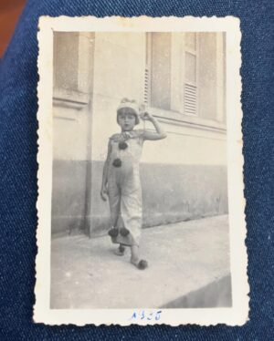 Letrux Instagram - 95 anos da vovó Marphisa. mãe da mãe, minha vó figura, ás das palavras cruzadas nível difícil. rainha da rabada e da canjiquinha (ela até anota quem veio quando faz - ver fotos 8 e 9 😂). veio da roça. nona filha, caçula que nem eu. marphisa com ph casou com ralph, também com ph. vovó tem as unhas lindas e sempre as utilizou para nos dar carinho. não entende muito bem o que eu faço mas não questiona. apoia. diz que não precisa entender (que máximo isso). ela colabora com o retiro dos artistas e diz que precisa ajudar porque artista tem que pecar. morro de rir. vovó é católica mas respeita que daqui a pouco vamos celebrar oxossi. caligrafia perfeita, se eu sei escrever veio da minha mãe que veio da mãe dela. viva vovó marphisa. de vez em quando ainda rezo, por ela. porque sei que ela ainda reza por mim. 🥚🫀💚