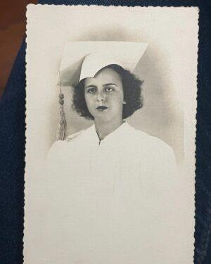Letrux Instagram - 95 anos da vovó Marphisa. mãe da mãe, minha vó figura, ás das palavras cruzadas nível difícil. rainha da rabada e da canjiquinha (ela até anota quem veio quando faz - ver fotos 8 e 9 😂). veio da roça. nona filha, caçula que nem eu. marphisa com ph casou com ralph, também com ph. vovó tem as unhas lindas e sempre as utilizou para nos dar carinho. não entende muito bem o que eu faço mas não questiona. apoia. diz que não precisa entender (que máximo isso). ela colabora com o retiro dos artistas e diz que precisa ajudar porque artista tem que pecar. morro de rir. vovó é católica mas respeita que daqui a pouco vamos celebrar oxossi. caligrafia perfeita, se eu sei escrever veio da minha mãe que veio da mãe dela. viva vovó marphisa. de vez em quando ainda rezo, por ela. porque sei que ela ainda reza por mim. 🥚🫀💚