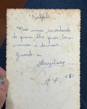 Letrux Instagram - 95 anos da vovó Marphisa. mãe da mãe, minha vó figura, ás das palavras cruzadas nível difícil. rainha da rabada e da canjiquinha (ela até anota quem veio quando faz - ver fotos 8 e 9 😂). veio da roça. nona filha, caçula que nem eu. marphisa com ph casou com ralph, também com ph. vovó tem as unhas lindas e sempre as utilizou para nos dar carinho. não entende muito bem o que eu faço mas não questiona. apoia. diz que não precisa entender (que máximo isso). ela colabora com o retiro dos artistas e diz que precisa ajudar porque artista tem que pecar. morro de rir. vovó é católica mas respeita que daqui a pouco vamos celebrar oxossi. caligrafia perfeita, se eu sei escrever veio da minha mãe que veio da mãe dela. viva vovó marphisa. de vez em quando ainda rezo, por ela. porque sei que ela ainda reza por mim. 🥚🫀💚
