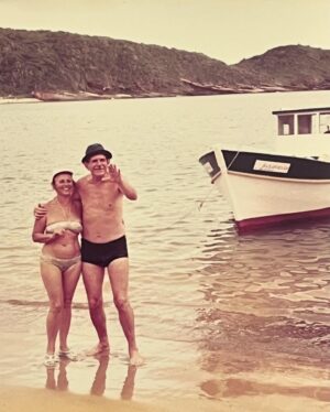 Letrux Instagram - 95 anos da vovó Marphisa. mãe da mãe, minha vó figura, ás das palavras cruzadas nível difícil. rainha da rabada e da canjiquinha (ela até anota quem veio quando faz - ver fotos 8 e 9 😂). veio da roça. nona filha, caçula que nem eu. marphisa com ph casou com ralph, também com ph. vovó tem as unhas lindas e sempre as utilizou para nos dar carinho. não entende muito bem o que eu faço mas não questiona. apoia. diz que não precisa entender (que máximo isso). ela colabora com o retiro dos artistas e diz que precisa ajudar porque artista tem que pecar. morro de rir. vovó é católica mas respeita que daqui a pouco vamos celebrar oxossi. caligrafia perfeita, se eu sei escrever veio da minha mãe que veio da mãe dela. viva vovó marphisa. de vez em quando ainda rezo, por ela. porque sei que ela ainda reza por mim. 🥚🫀💚