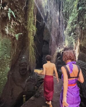 Leyla Bilginel Instagram - Taman Beji Girya şelalesi. Burası ibadet ve dilek şelalesidir. Yerel halkı için çok önemli ruhların tapınağı… onlar için adakta bulunup tütsü yakıyorlar.. bir bölümde suların altında çığlık atıyorsun üç kez. Bir bölümünde dans ediyor gülüyorsun. Ve üç farklı ruhun önünde niyet edip  ve dua ediyorsun.  Bir tanesi Bali ana.. buranın anası. Bolluk bereket. Bir tanesi aileyi temsil eden bir kadın. Bir tamesi de kalp bağı sevgiyi temsil ediyor. Oğlumla beraber bizde niyet edip dualar ettik Aslında önceden buraya sadece  şelaleyi gezmeye geldik dediğimizde ufak bir bedel ödeyerek geze biliniyordu. Ama yeni yılda değişmiş. Tamamen bir rehber eşliğinde ibadet edeceksen tur alacaksan gire biliyorsun. Yerel halktan ücret alınmıyor bu arada.