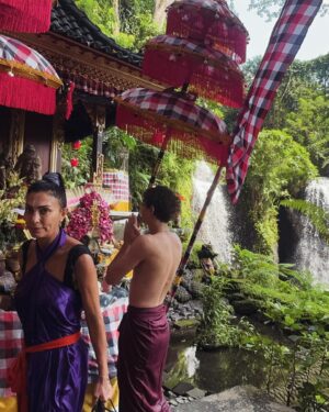 Leyla Bilginel Instagram - Taman Beji Girya şelalesi. Burası ibadet ve dilek şelalesidir. Yerel halkı için çok önemli ruhların tapınağı… onlar için adakta bulunup tütsü yakıyorlar.. bir bölümde suların altında çığlık atıyorsun üç kez. Bir bölümünde dans ediyor gülüyorsun. Ve üç farklı ruhun önünde niyet edip  ve dua ediyorsun.  Bir tanesi Bali ana.. buranın anası. Bolluk bereket. Bir tanesi aileyi temsil eden bir kadın. Bir tamesi de kalp bağı sevgiyi temsil ediyor. Oğlumla beraber bizde niyet edip dualar ettik Aslında önceden buraya sadece  şelaleyi gezmeye geldik dediğimizde ufak bir bedel ödeyerek geze biliniyordu. Ama yeni yılda değişmiş. Tamamen bir rehber eşliğinde ibadet edeceksen tur alacaksan gire biliyorsun. Yerel halktan ücret alınmıyor bu arada.